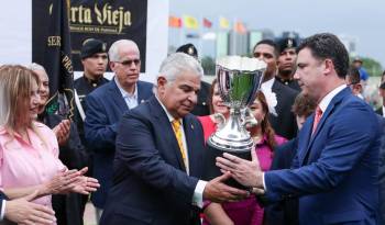 Momentos en que el presidente José Raúl Mulino hace entrega del premio del clásico.