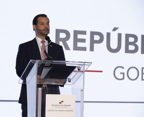 Ministro de Comercio e Industrias, Ramón Martínez.