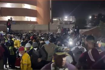 Los ciudadanos - con cascos, palas y linternas - decidieron romper el cordón policial de las autoridades para salir al rescate.