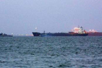 Una fragata de la Armada de Venezuela (I) custodia al buque petrolero Pilín León, en Maracaibo.