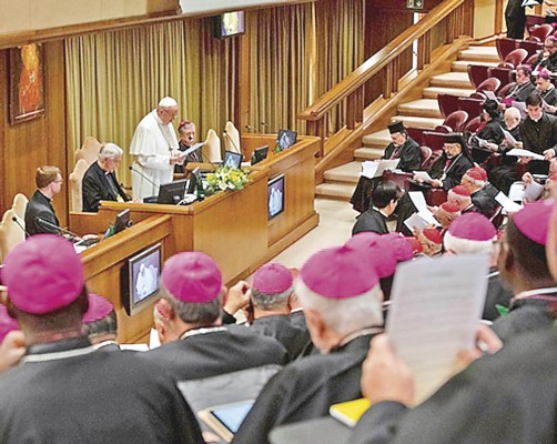 La obra expone la decadencia y la corrupción en el Vaticano.