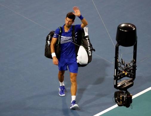 El tenista serbio Novak Djokovic saluda al público de Miami, EE.UU. en 2019.