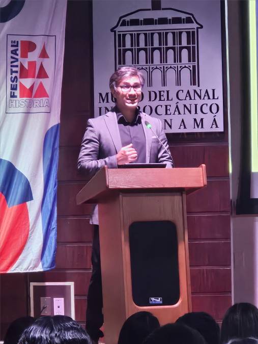 Roberto Hurtado, director del Festival de Historia de Panamá dio la bienvenida a los participantes.