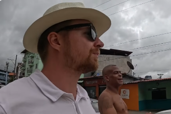 Joonas Rantala con un residente del barrio de San Miguel.