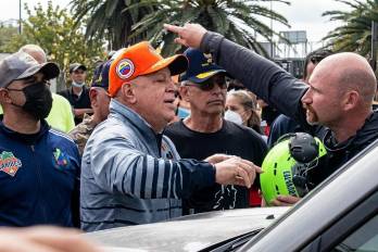 En las imágenes se aprecia la presencia de Diosdado Cabello, ministro de Relaciones Interiores, Justicia y Paz de Venezuela, dialogando con los integrantes del grupo.