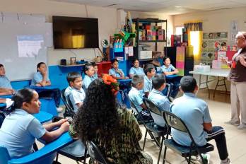 Estudiantes en Olá celebran el Día de la Fiesta del Árbol.