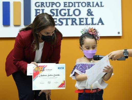 La ministra de Educación, Maruja Gorday de Villalobos, junto a una de las ganadoras del concurso Pinta tu Bicentenario