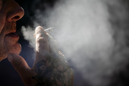 Imagen de archivo de un hombre fumando. El tabaquismo es responsable del 15 % de los casos (3.3 millones).