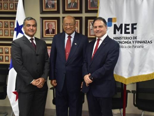 Julio Justiniani (i), nuevo directivo del FAP; Héctor Alexander, titular del MEF y Moisés Cohen, nuevo directivo del FAP.