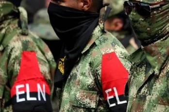 Una embarcación militar estadounidense patrulla el Caribe en el marco de la ofensiva contra el narcotráfico. El Eln negó tener relación con las lanchas atacadas por Washington.