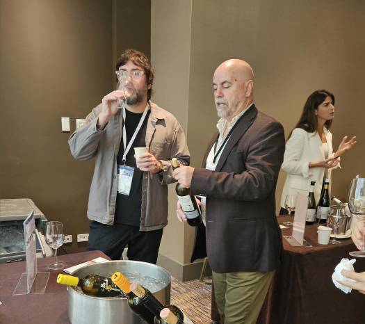 Bodegas y viñedos Verum presenta su oferta a los asistentes.