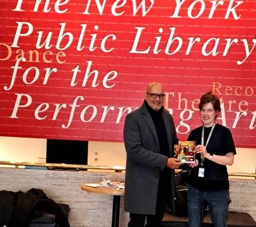 El autor entrega su obra a Jessica Wood, encargada de la preservación de colecciones especializadas de la New York Public Library for the Performing Arts.