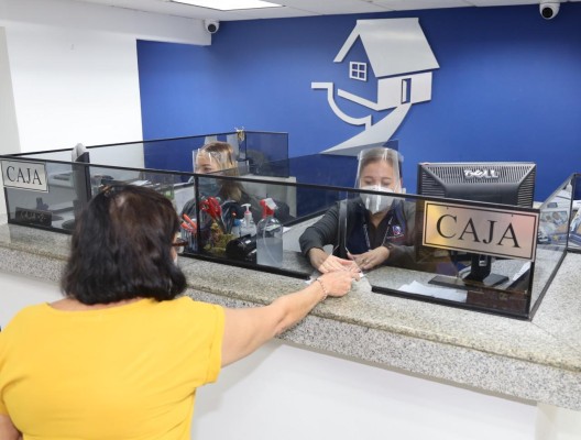 Una mujer realiza sus pagos en una ventanilla del BHN.