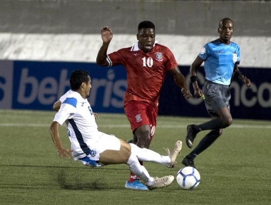En la imagen, el futbolista Nigel Hasselbaink (c), de Surinam. |