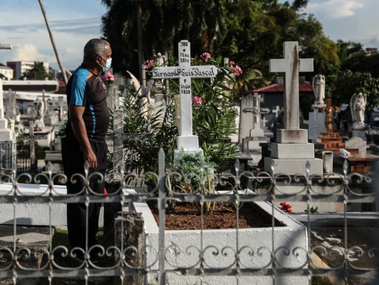 Panameños honran a sus difuntos mientras intentan dejar la pandemia atrás