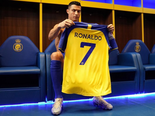 Cristiano Ronaldo posando con la camiseta del Al-Nassr.