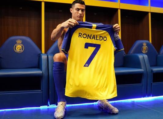Cristiano Ronaldo posando con la camiseta del Al-Nassr.