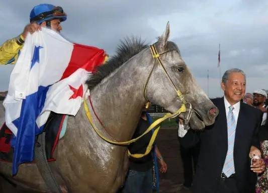 Luis Shirley posa junto a Calínico, luego de haber ganado el Clásico Internacional del Caribe del año 2015.