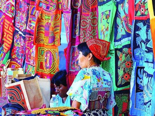 Mujeres indígenas panameñas elaboran delicadas artesanías.