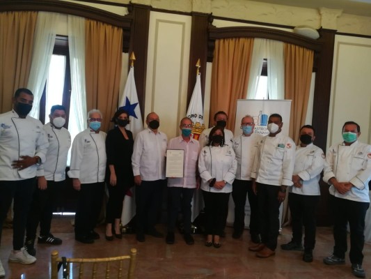 Miembros del Club Gastronómico en compañía del alcalde Fábrega.