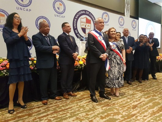 Desiree Montero, como presidenta saliente, juramentó a la nueva junta directiva encabezada por Aníbal Espinosa.