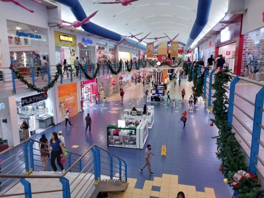 Vista del movimiento de compradores en el Centro comercial Albrook Mall, el más grande del país.