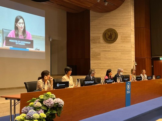 La ministra de Gobierno, Janaina Tewaney Mencomo y la viceministra de Asuntos Multilaterales y Cooperación Internacional de Relaciones Exteriores, Ana Luisa Castro, recibieron la presidencia de la organización.