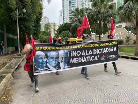 Agremiados al Suntracs en la manifestación en la ciudad capital.