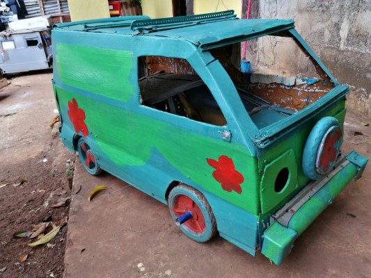 Romel Bravo es un joven con autismo que elabora réplicas de autos con material reciclado