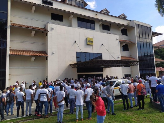 Residentes de Curundú exigen al Gobierno plazas de empleo.