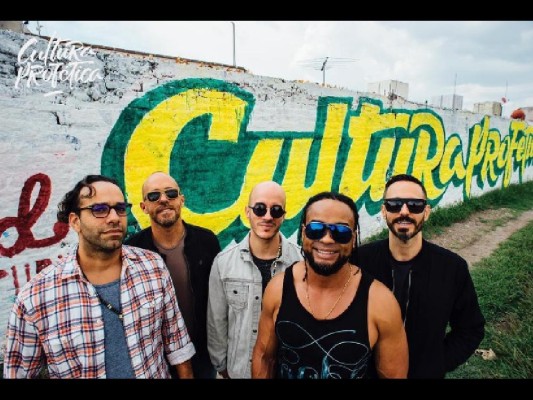 Willy Rodríguez, vocalista y bajista (c) de la&nbsp; banda tiene más de 25 años de carrera.