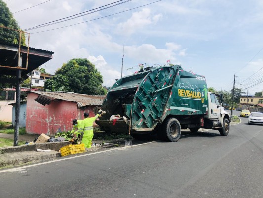 En la imagen aparece un camión recolector de basura de la empresa Revisalud en algún punto del distrito de San Miguelito.