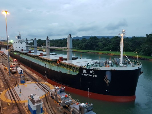 Imagen de un buque en las esclusas de la Autoridad del Canal de Panamá.