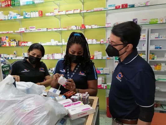 Personal de la Acodeco realiza verificación en farmacias.