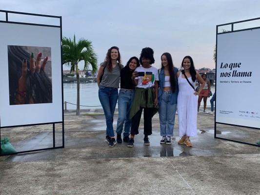 De Izquierda a derecha, Tova Katzman, Ana Sofía Camargo, Risseth Yangüez, Enea Lebrun y Tarina Rodríguez, cinco fotógrafas de La Junta Colectiva.