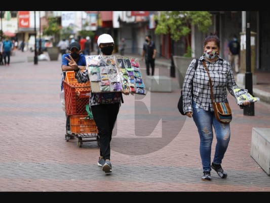 Pese al virus, panameños salen a las calles en busca del pan del día a día