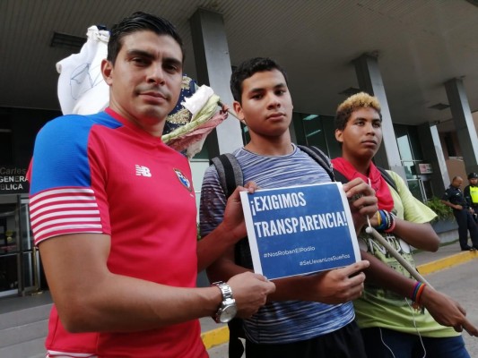 Un grupo de deportistas exigió este martes ante la Contraloría General de la República que vuelva a auditar a Pandeportes ante sospechas de lesión patrimonial.