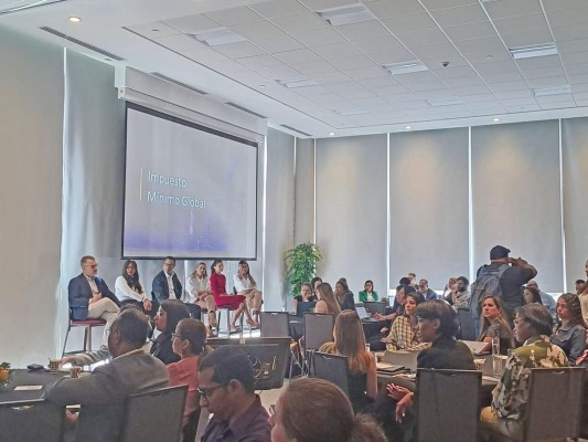 Los expertos durante su presentación del impuesto mínimo global, durante el foro 'Panamá: perspectivas fiscales para el 2023'.