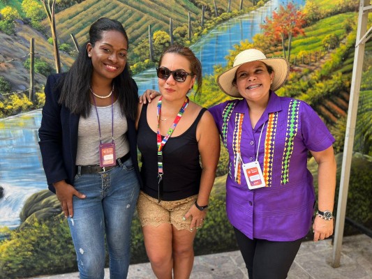 Yelina Pérez, de 'La Estrella de Panamá' (i), Izela Noriega, de 'Mateando Ando' (c) y Mirta Rodriguez, de 'SERTV'.