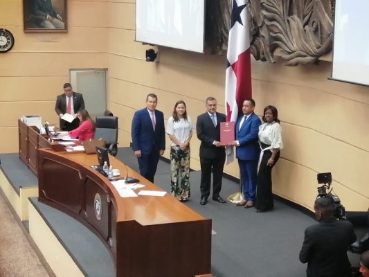 Julio Javier Justiniani fue ratificado como Superintendente del Mercado de Valores, y Adriana Raquel Carles Rojas como miembro de la Junta Directiva de esta entidad.