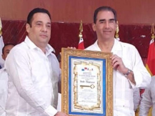 Iván Blasser recibe reconocimiento del Municipio de Chitré.
