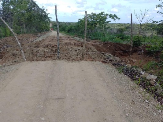 Incluso, luego de colocar el contenedor, en horas de la tarde el consorcio privado abrió enormes zanjas dañando el camino utilizado por los campesinos para sacar los productos de sus fincas.