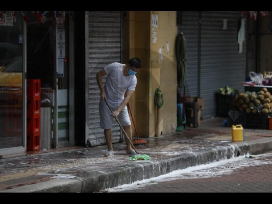 Pese al virus, panameños salen a las calles en busca del pan del día a día