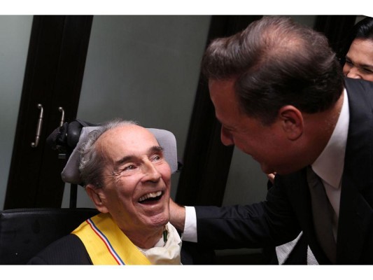 Ricardo Arias Calderón cuando recibió el reconocimiento del presidente Varela.