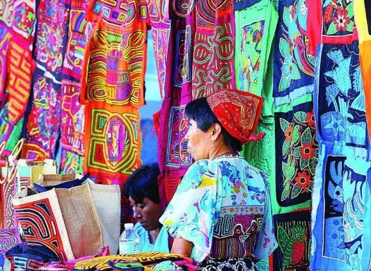 Mujeres indígenas panameñas elaboran delicadas artesanías.