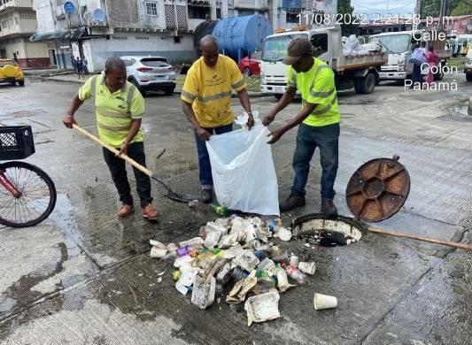Personal de aseo recolecta una gran cantidad de basura de alcantarillas en la ciudad de Colón.
