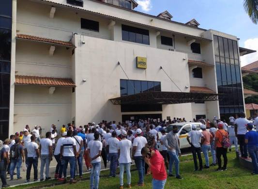 Residentes de Curundú exigen al Gobierno plazas de empleo.