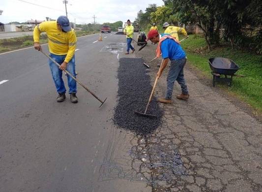 MOP realiza reparación de la vía Panamericana.