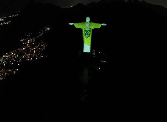 Registro con un dron de la iluminación que realizó el Comité Olímpico Brasileño (COB) del Cristo Redentor, en Río de Janeiro