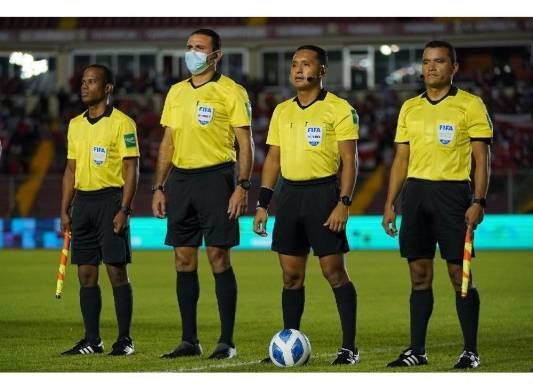 Los nombres y procedencia de los árbitros son: Ismail Elfath (EEUU), Selvin Brown (Honduras), Iván Barton (El Salvador).